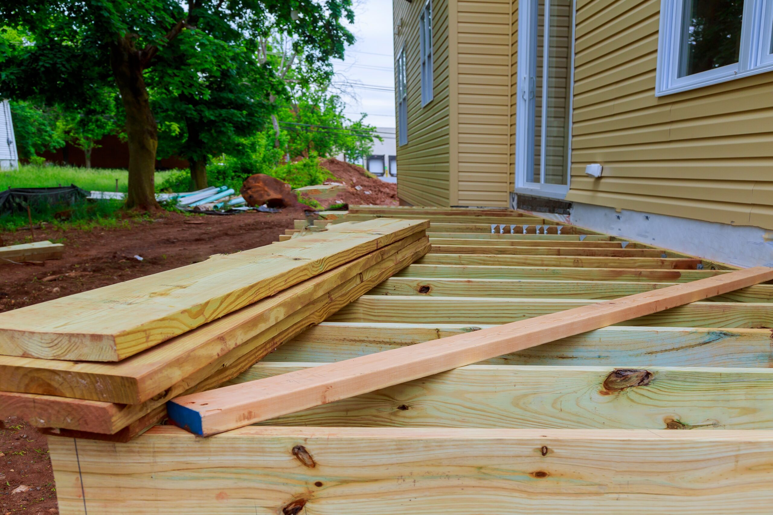 how to maximize your outdoor deck look