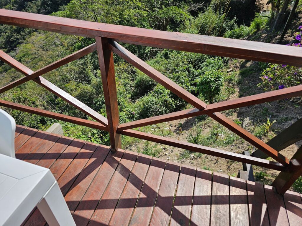 this guard rail is set in a horizontal position