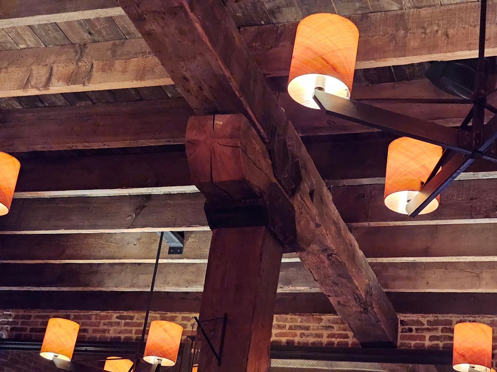 Post and beam bearing connection in timber construction