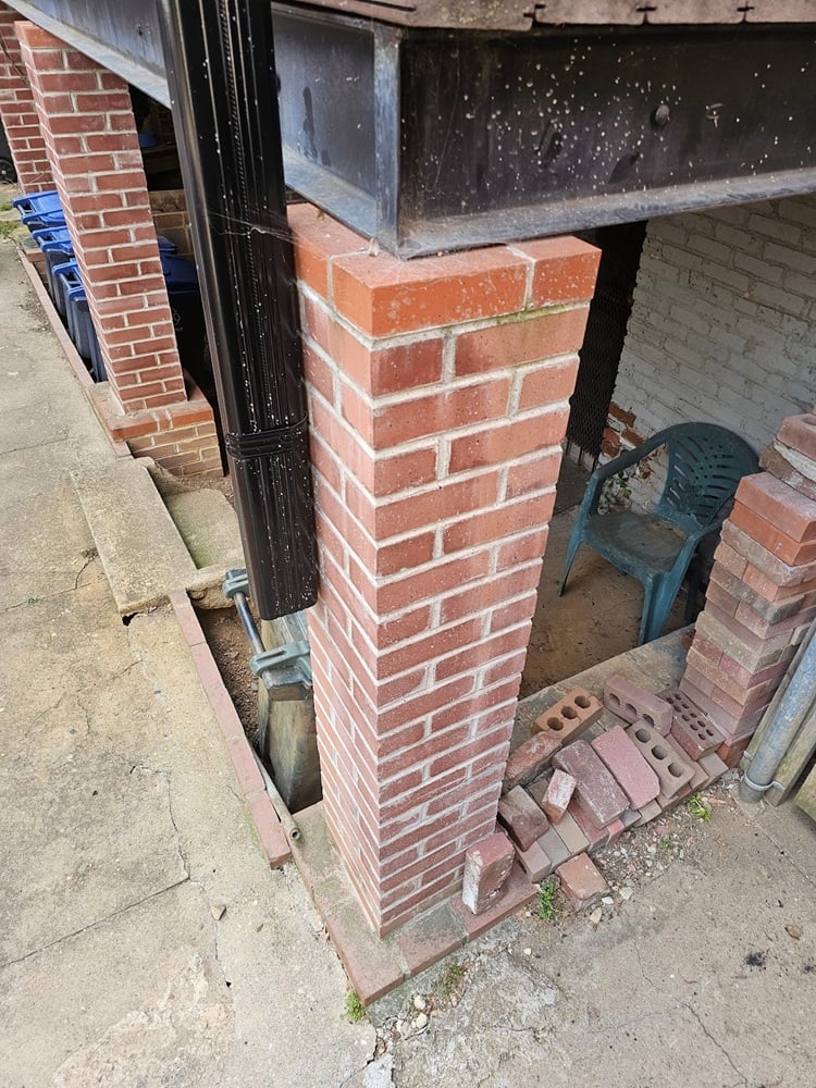 corners of steel deck frame bears